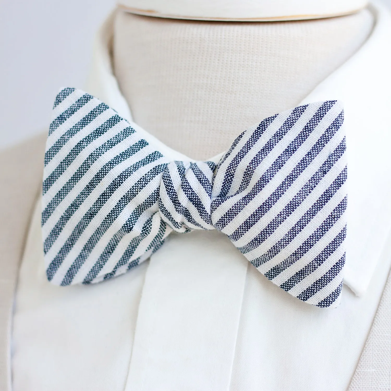 Men's Necktie / Navy Linen Stripe